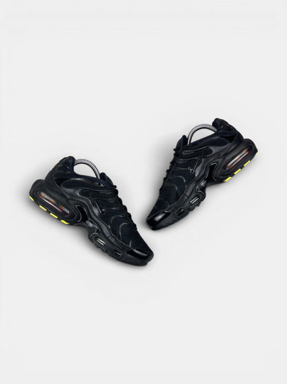 Nike Air Max Plus (TN) Triple Black — buty sportowe damskie w bardzo dobrym stanie rozmiar 36, zewnętrzny panel prawego buta