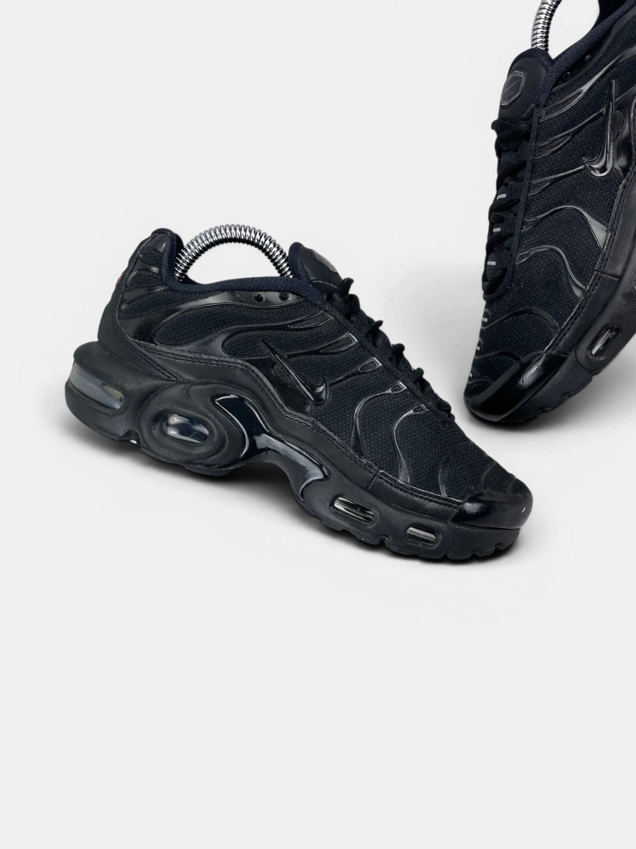 Nike Air Max Plus (TN) Triple Black — buty sportowe damskie w bardzo dobrym stanie rozmiar 36, zewnętrzny panel lewego buta