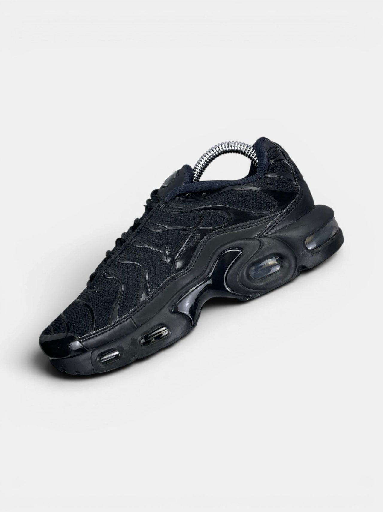 Nike Air Max Plus (TN) Triple Black — buty sportowe damskie w bardzo dobrym stanie rozmiar 36, widok z góry na wewnętrzną stronę butów