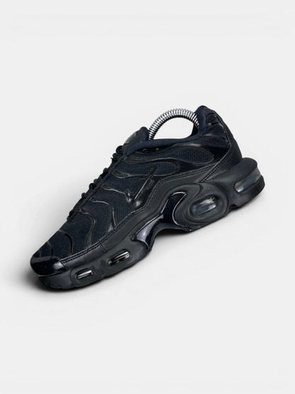 Nike Air Max Plus (TN) Triple Black — buty sportowe damskie w bardzo dobrym stanie rozmiar 36, widok z góry na wewnętrzną stronę butów