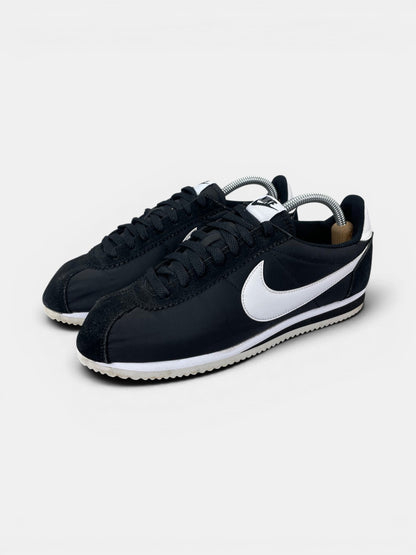 Nike Classic Cortez Nylon — buty sportowe męskie w bardzo dobrym stanie rozmiar 42.5, widok z boku