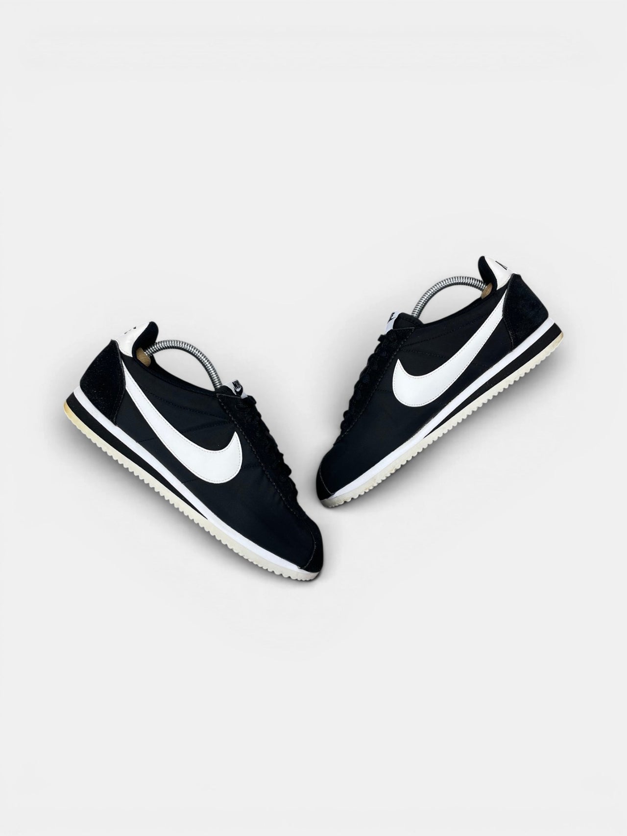 Nike Classic Cortez Nylon — buty sportowe męskie w bardzo dobrym stanie rozmiar 42.5, widok z góry na zewnętrzną stronę butów