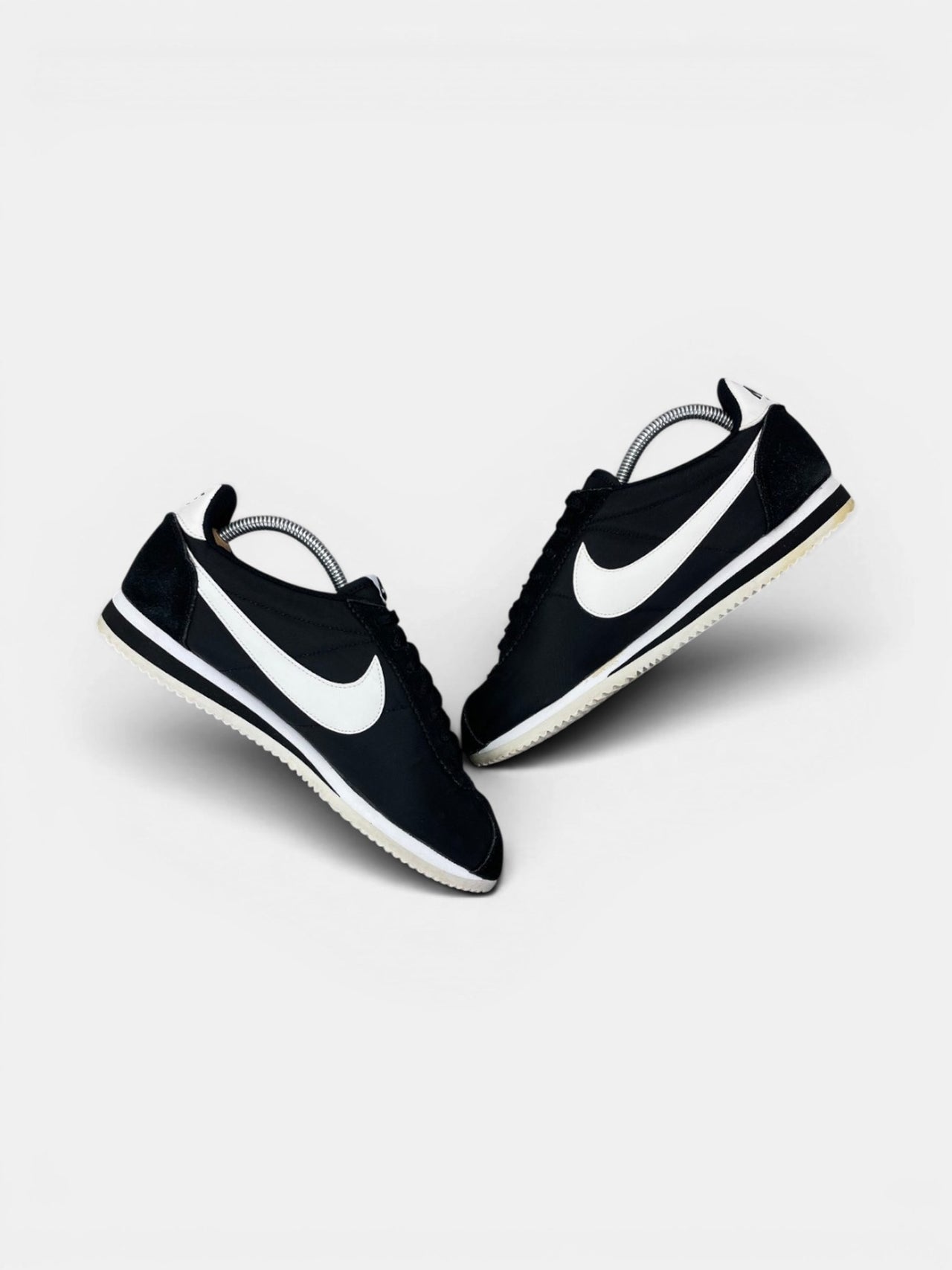 Nike Classic Cortez Nylon — buty sportowe męskie w bardzo dobrym stanie rozmiar 42.5, zewnętrzny panel prawego buta