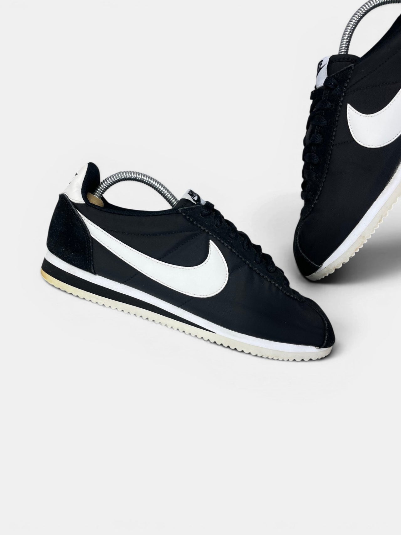 Nike Classic Cortez Nylon — buty sportowe męskie w bardzo dobrym stanie rozmiar 42.5, zewnętrzny panel lewego buta