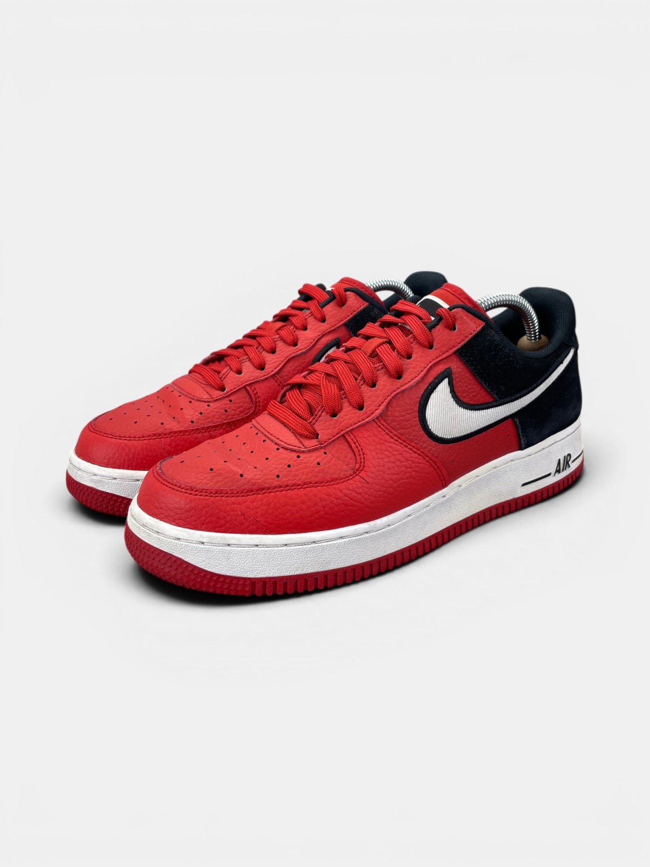 Nike Air Force 1 Low — buty sportowe męskie w bardzo dobrym stanie rozmiar 42, widok z boku