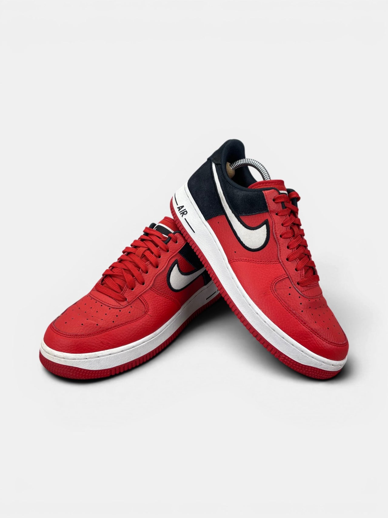Nike Air Force 1 Low — buty sportowe męskie w bardzo dobrym stanie rozmiar 42, boczny profil