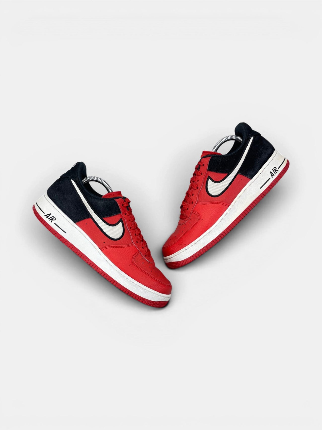 Nike Air Force 1 Low — buty sportowe męskie w bardzo dobrym stanie rozmiar 42, widok z góry na zewnętrzną stronę butów