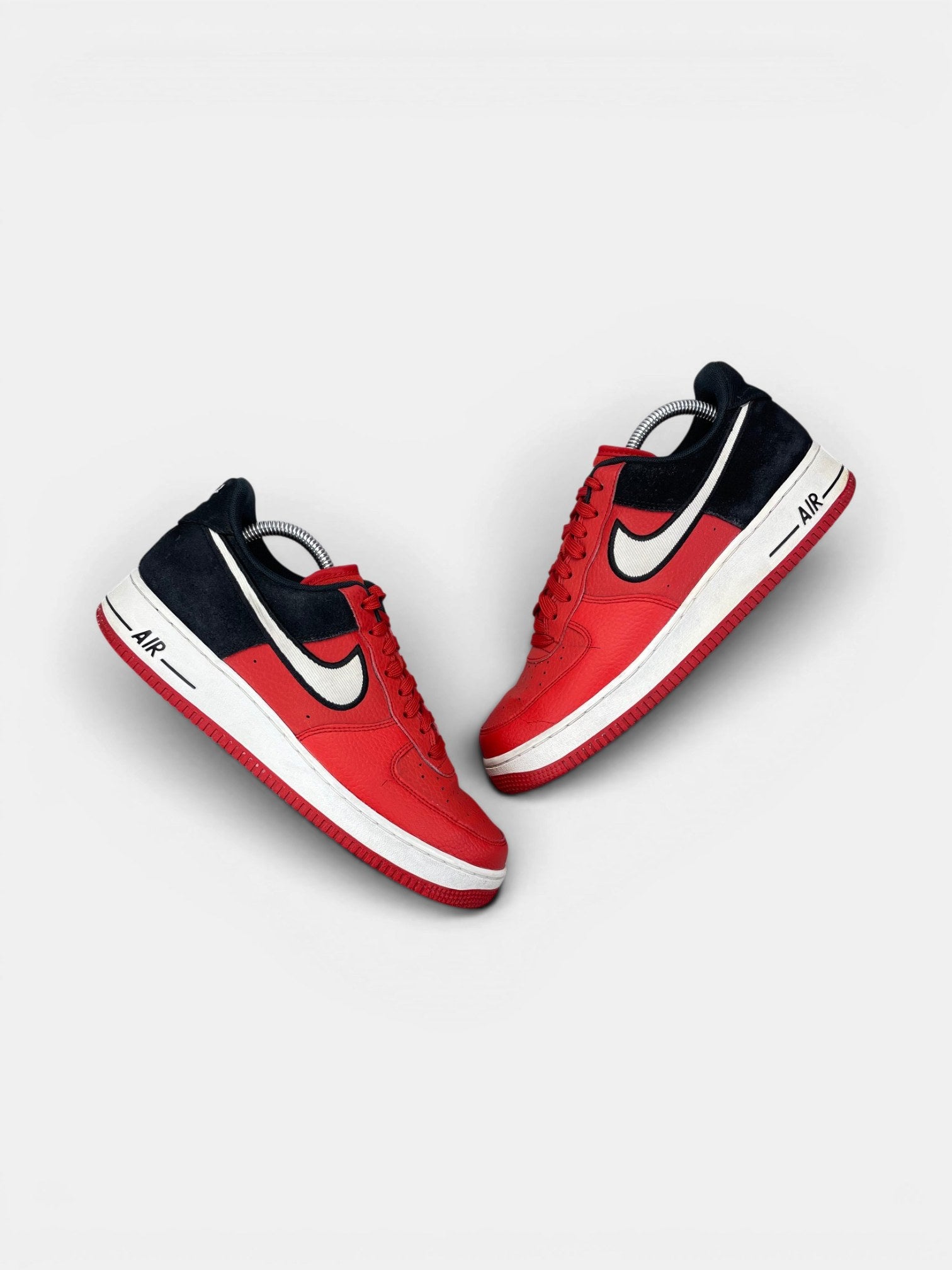 Nike Air Force 1 Low — buty sportowe męskie w bardzo dobrym stanie rozmiar 42, widok z góry na zewnętrzną stronę butów