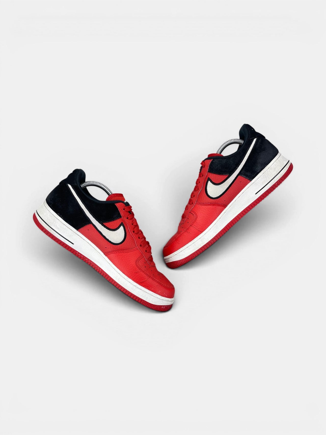 Nike Air Force 1 Low — buty sportowe męskie w bardzo dobrym stanie rozmiar 42, zewnętrzny panel prawego buta