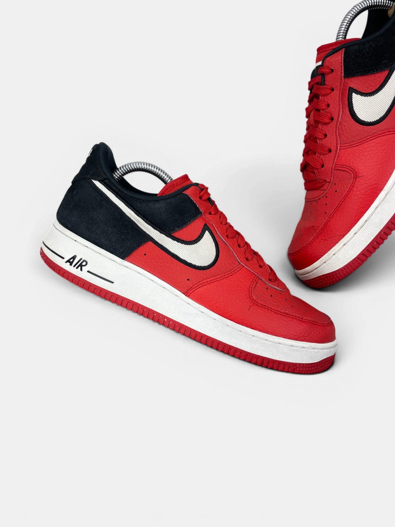 Nike Air Force 1 Low — buty sportowe męskie w bardzo dobrym stanie rozmiar 42, zewnętrzny panel lewego buta