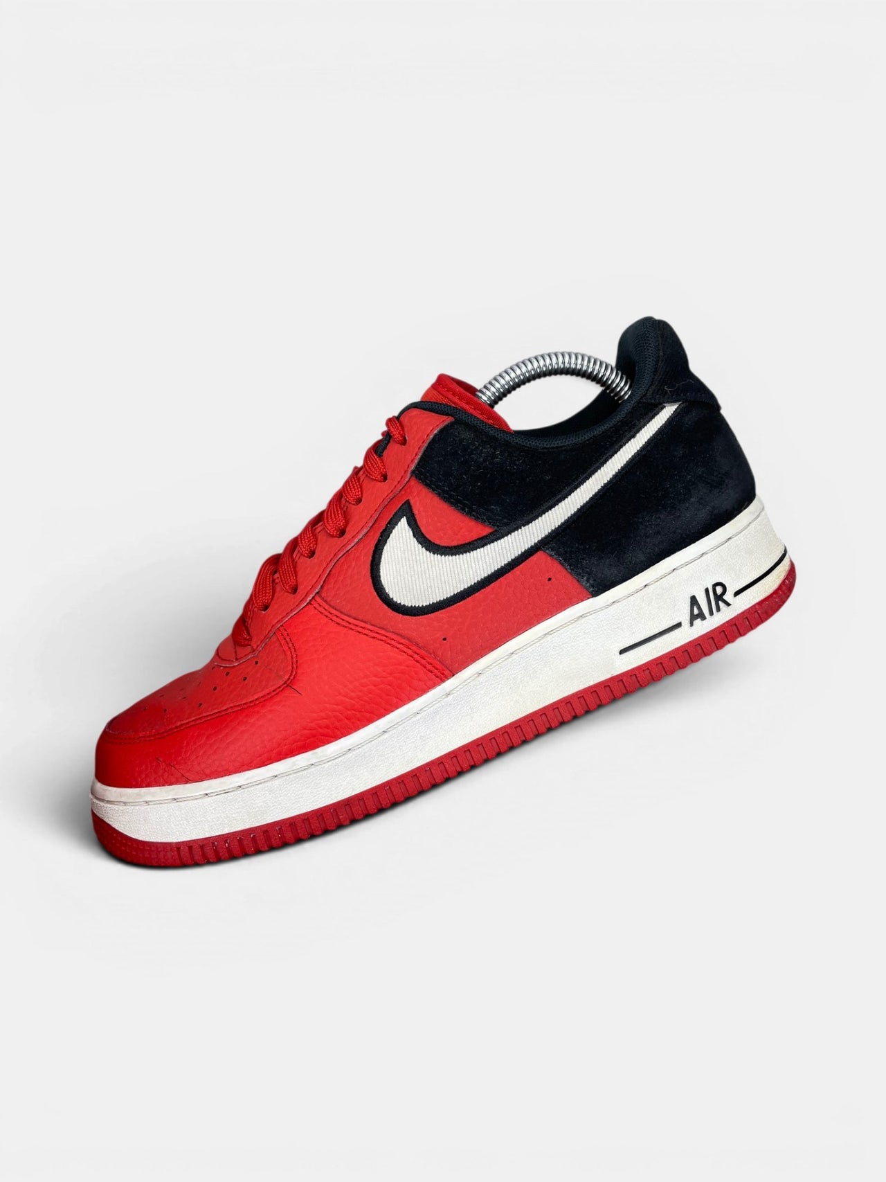 Nike Air Force 1 Low — buty sportowe męskie w bardzo dobrym stanie rozmiar 42, widok z góry na wewnętrzną stronę butów