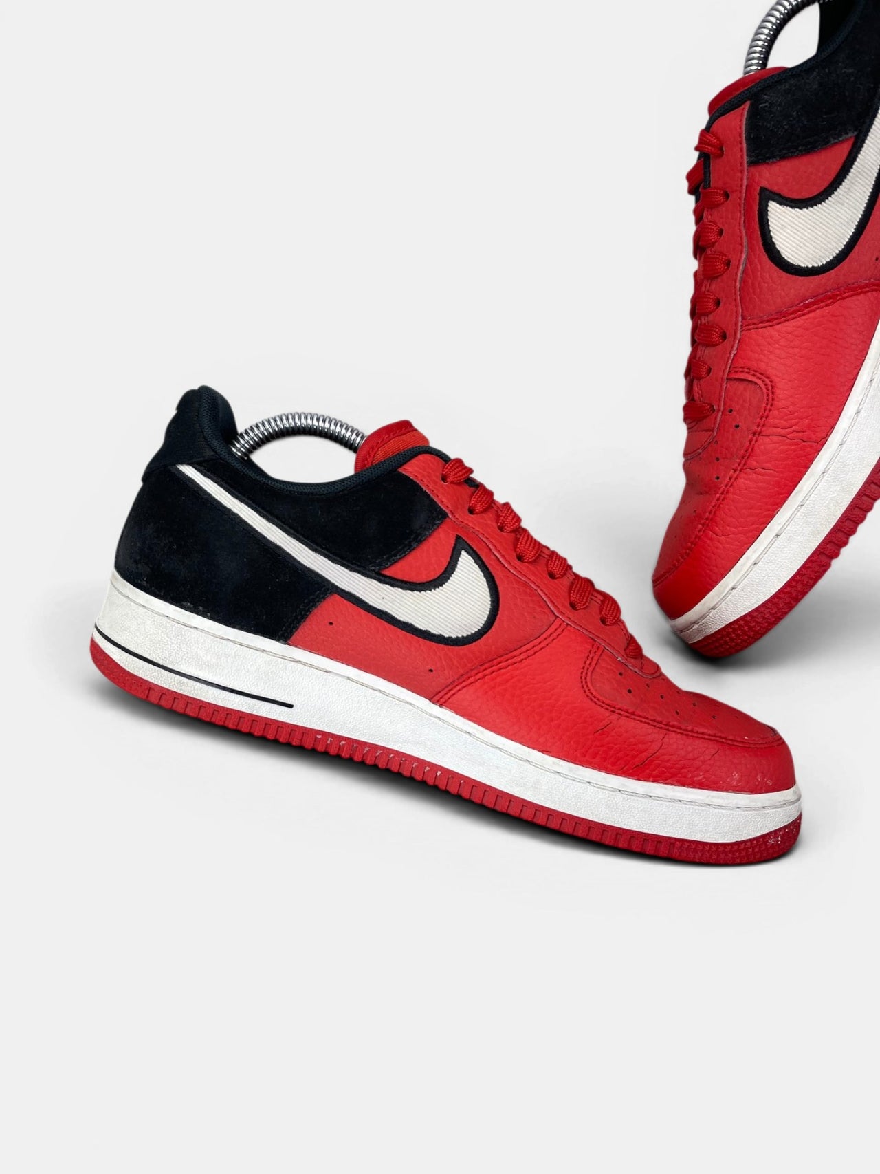Nike Air Force 1 Low — buty sportowe męskie w bardzo dobrym stanie rozmiar 42, wewnętrzny panel lewego buta