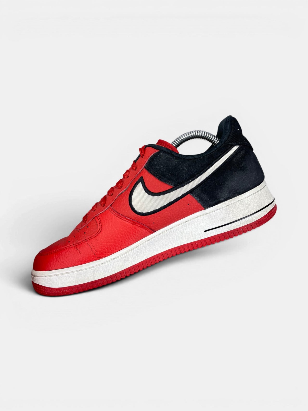 Nike Air Force 1 Low — buty sportowe męskie w bardzo dobrym stanie rozmiar 42, wewnętrzny panel prawego buta
