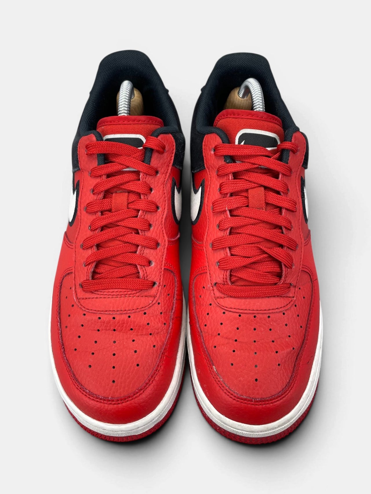 Nike Air Force 1 Low — buty sportowe męskie w bardzo dobrym stanie rozmiar 42, widok z góry