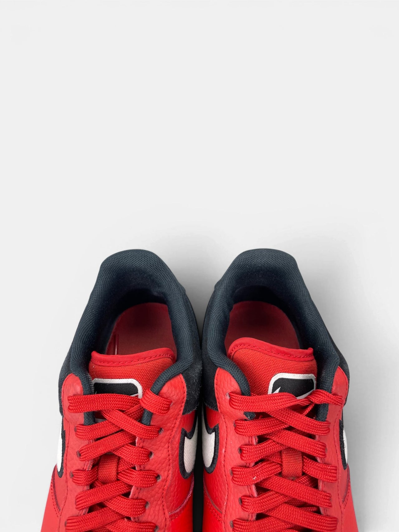 Nike Air Force 1 Low — buty sportowe męskie w bardzo dobrym stanie rozmiar 42, zapiętki butów