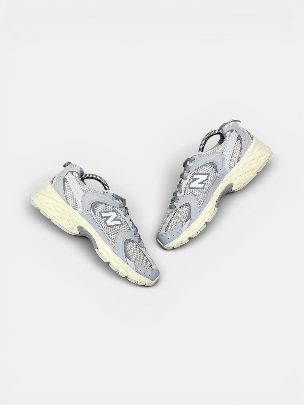 New Balance 530 — buty sportowe damskie w bardzo dobrym stanie rozmiar 37.5, zewnętrzny panel prawego buta