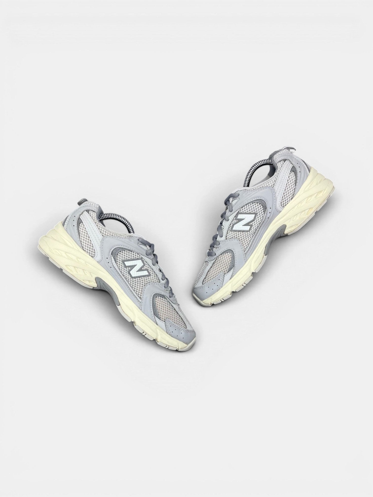 New Balance 530 — buty sportowe damskie w bardzo dobrym stanie rozmiar 37.5, zewnętrzny panel prawego buta
