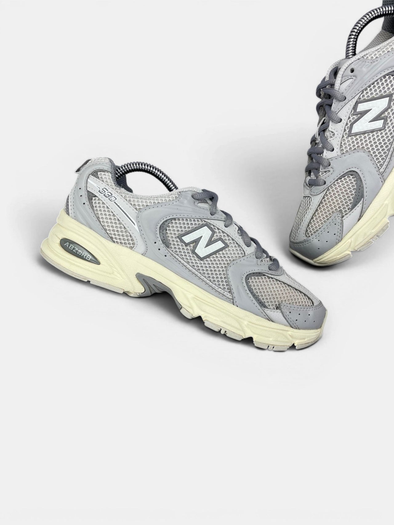 New Balance 530 — buty sportowe damskie w bardzo dobrym stanie rozmiar 37.5, zewnętrzny panel lewego buta