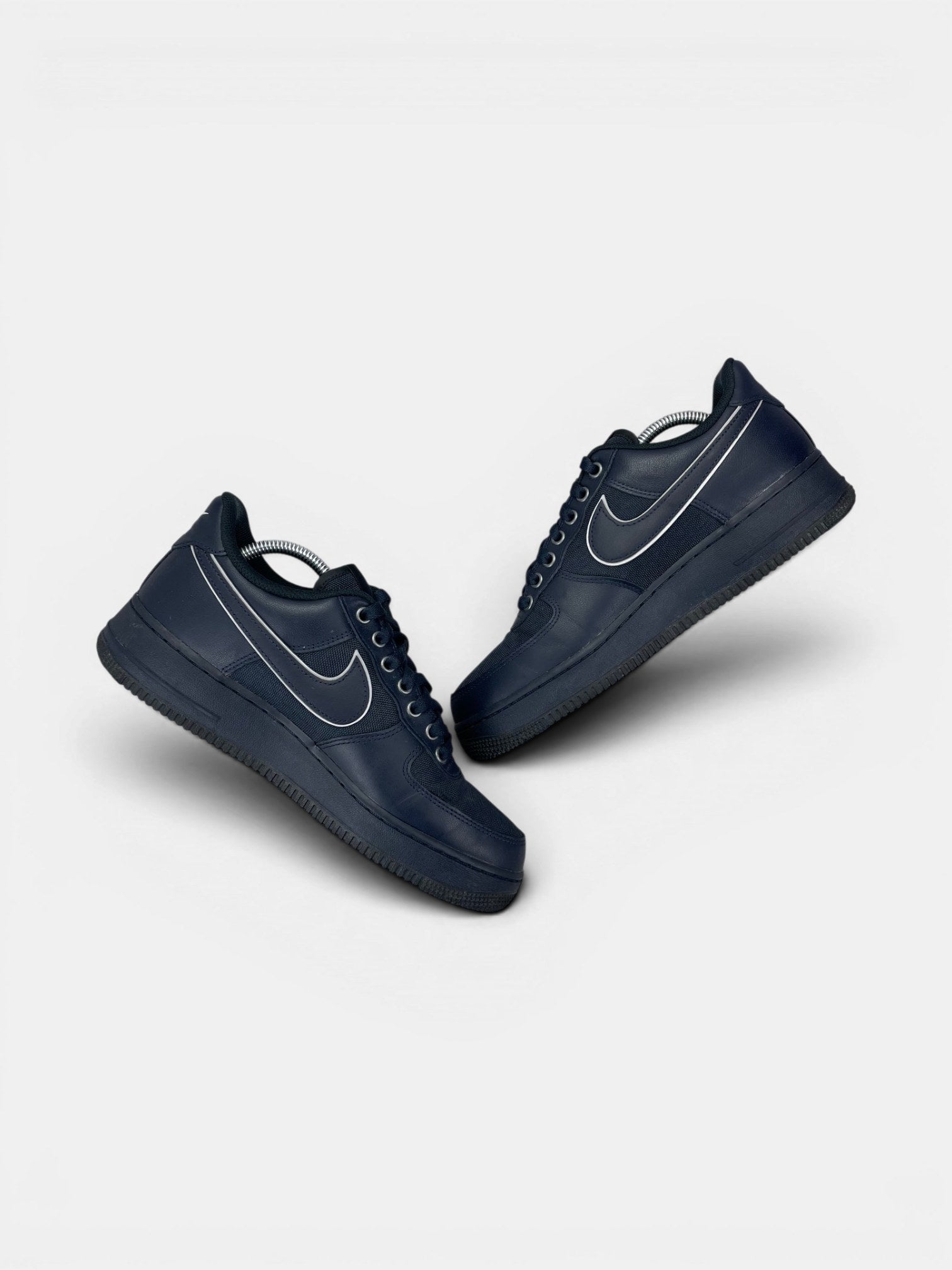 Nike Air Force 1 Low CorDura Dark Obsidian — buty sportowe męskie w bardzo dobrym stanie rozmiar 42.5, zewnętrzny panel prawego buta