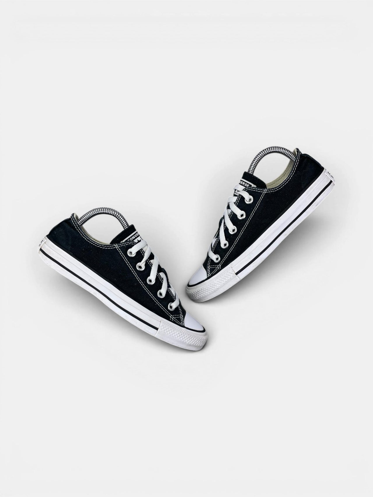 Converse Chuck Taylor All Star Black — buty sportowe damskie w bardzo dobrym stanie rozmiar 36.5, widok z góry na zewnętrzną stronę butów
