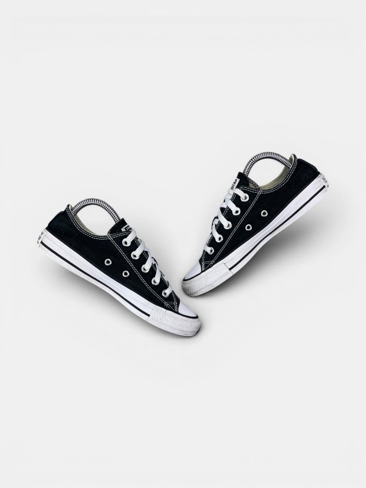 Converse Chuck Taylor All Star Black — buty sportowe damskie w bardzo dobrym stanie rozmiar 36.5, zewnętrzny panel prawego buta