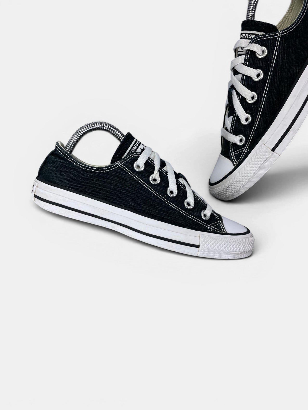 Converse Chuck Taylor All Star Black — buty sportowe damskie w bardzo dobrym stanie rozmiar 36.5, zewnętrzny panel lewego buta