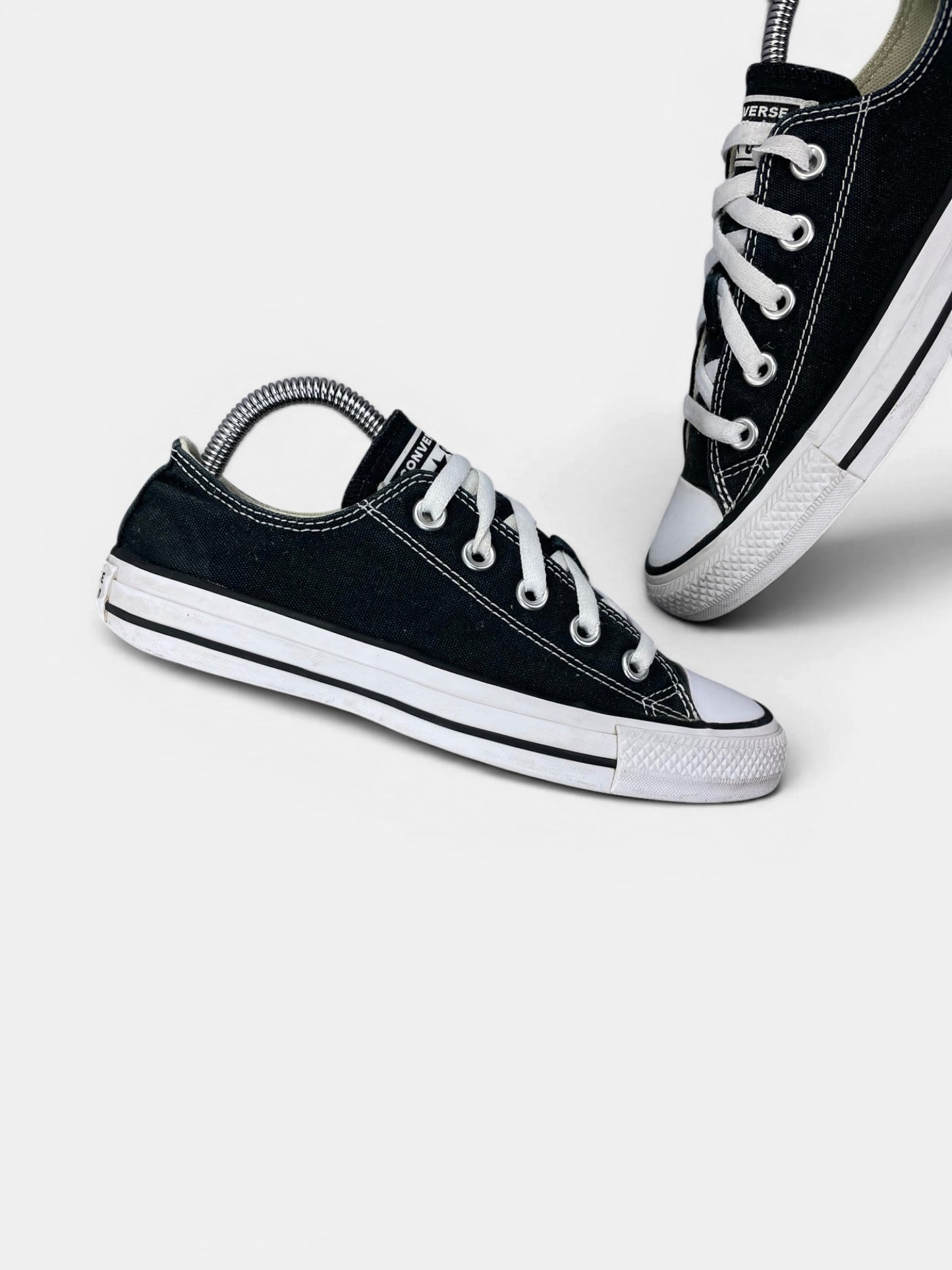 Converse Chuck Taylor All Star Black — buty sportowe damskie w bardzo dobrym stanie rozmiar 36.5, zewnętrzny panel lewego buta