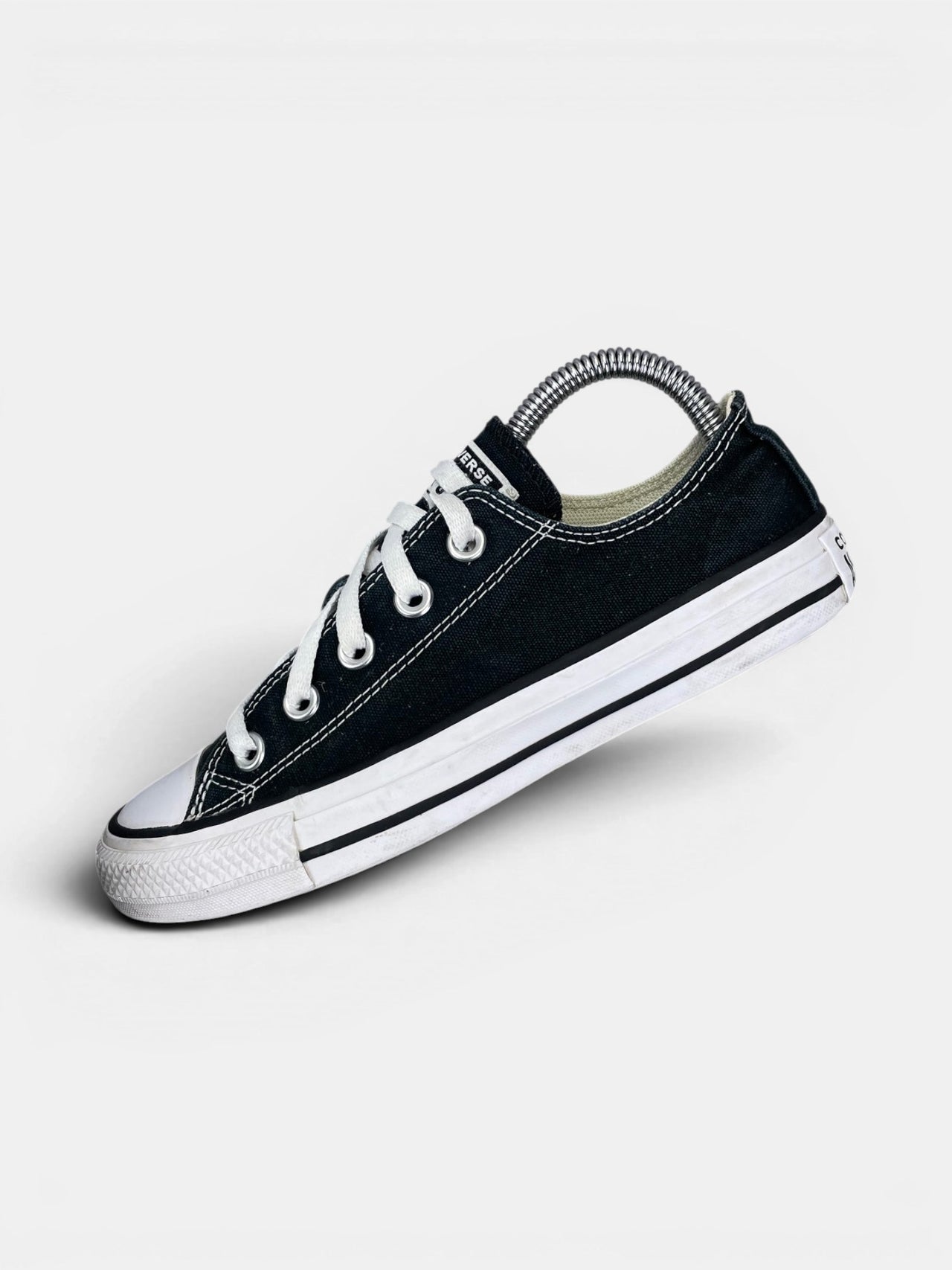 Converse Chuck Taylor All Star Black — buty sportowe damskie w bardzo dobrym stanie rozmiar 36.5, widok z góry na wewnętrzną stronę butów