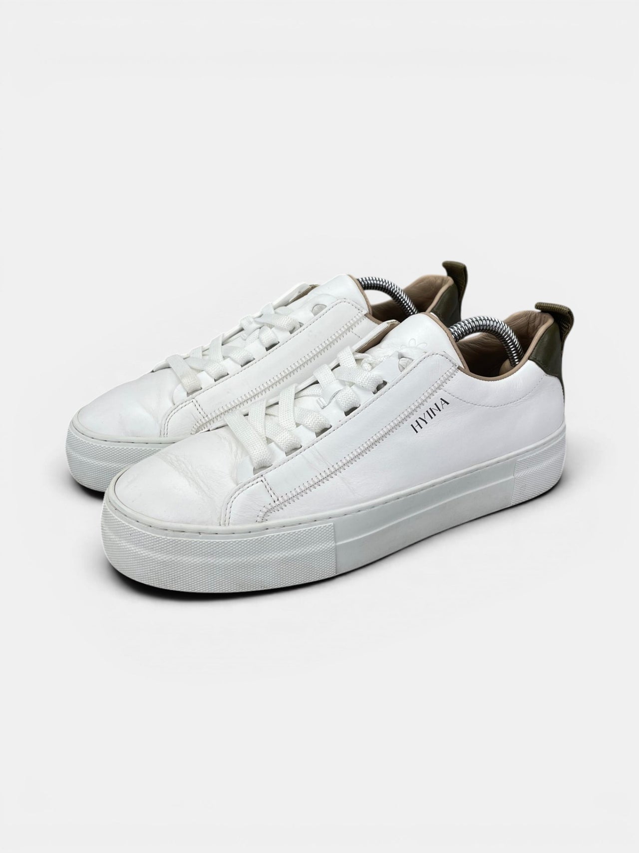 Hyina Sneakers — buty sportowe damskie w bardzo dobrym stanie rozmiar 38, widok z boku