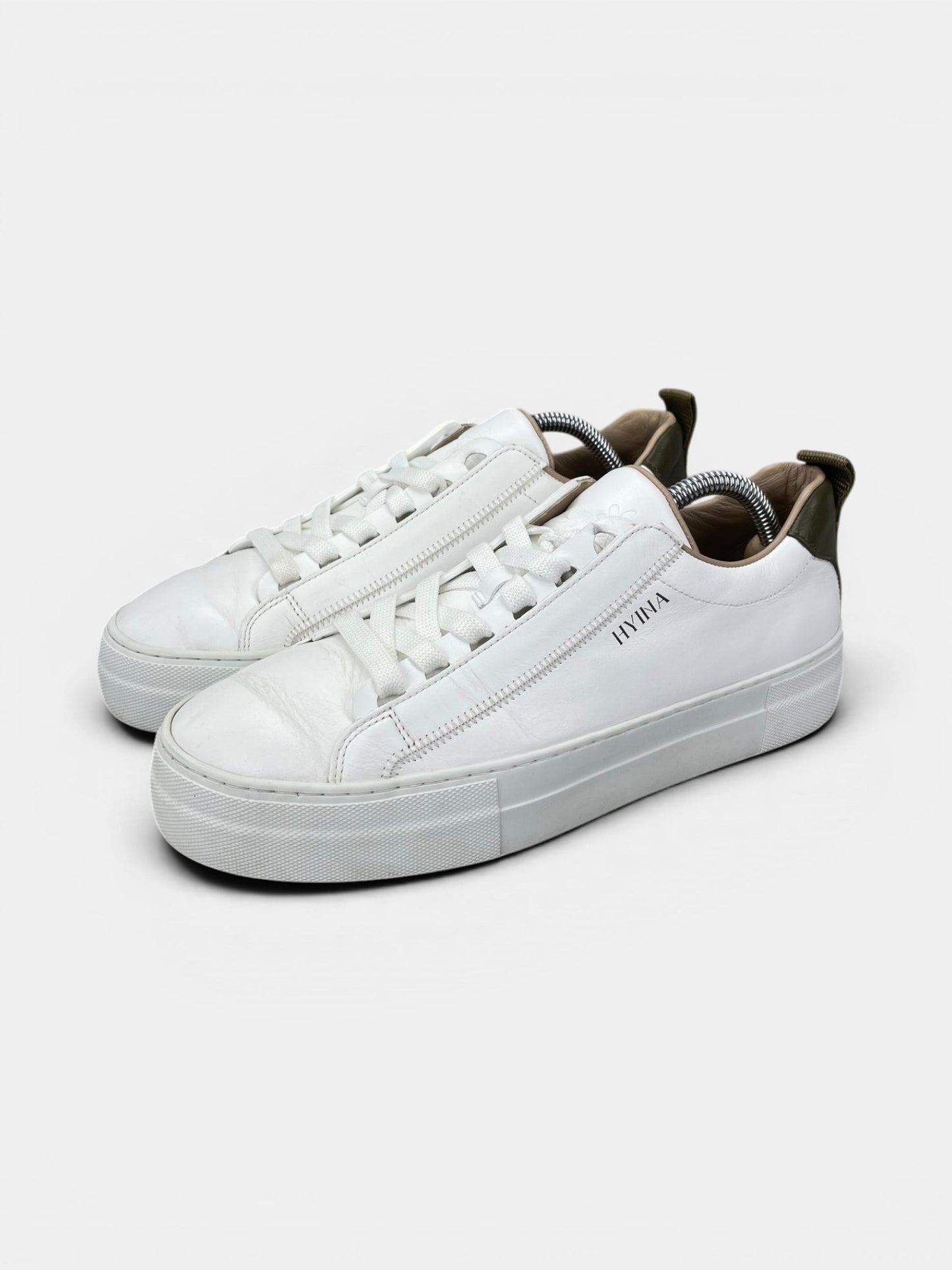 Hyina Sneakers — buty sportowe damskie w bardzo dobrym stanie rozmiar 38, widok z boku