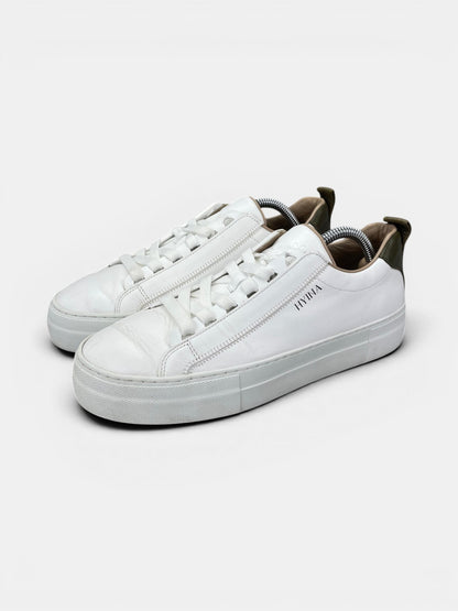 Hyina Sneakers — buty sportowe damskie w bardzo dobrym stanie rozmiar 38, widok z boku