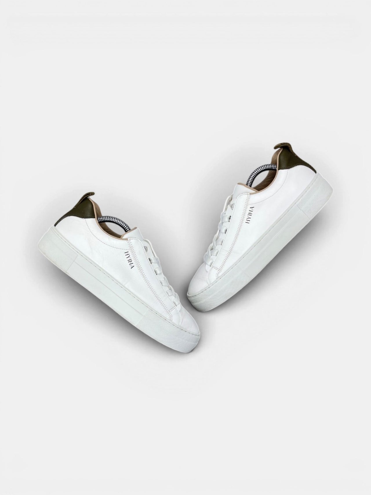 Hyina Sneakers — buty sportowe damskie w bardzo dobrym stanie rozmiar 38, widok z góry na zewnętrzną stronę butów