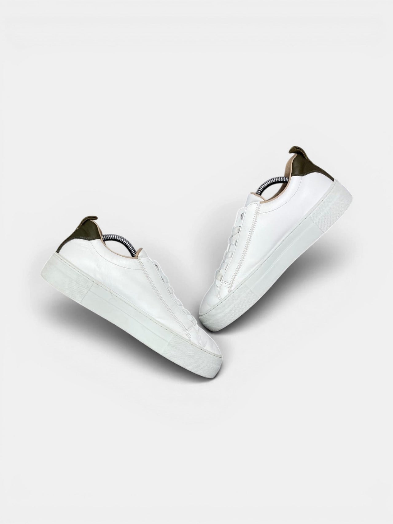 Hyina Sneakers — buty sportowe damskie w bardzo dobrym stanie rozmiar 38, zewnętrzny panel prawego buta