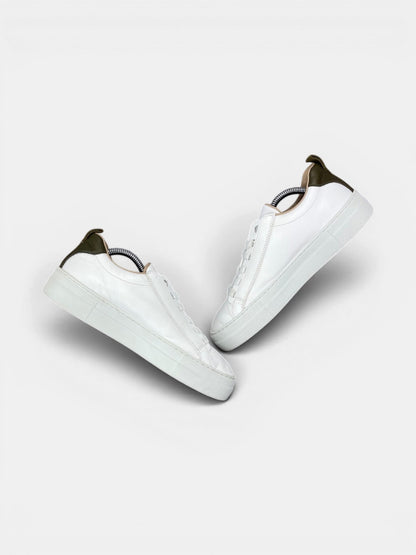 Hyina Sneakers — buty sportowe damskie w bardzo dobrym stanie rozmiar 38, zewnętrzny panel prawego buta