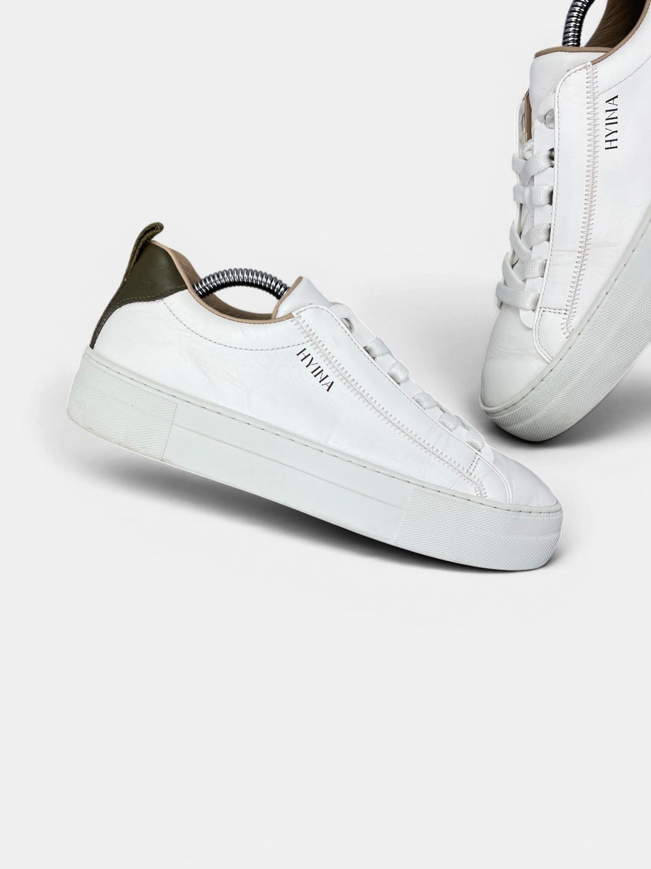 Hyina Sneakers — buty sportowe damskie w bardzo dobrym stanie rozmiar 38, zewnętrzny panel lewego buta