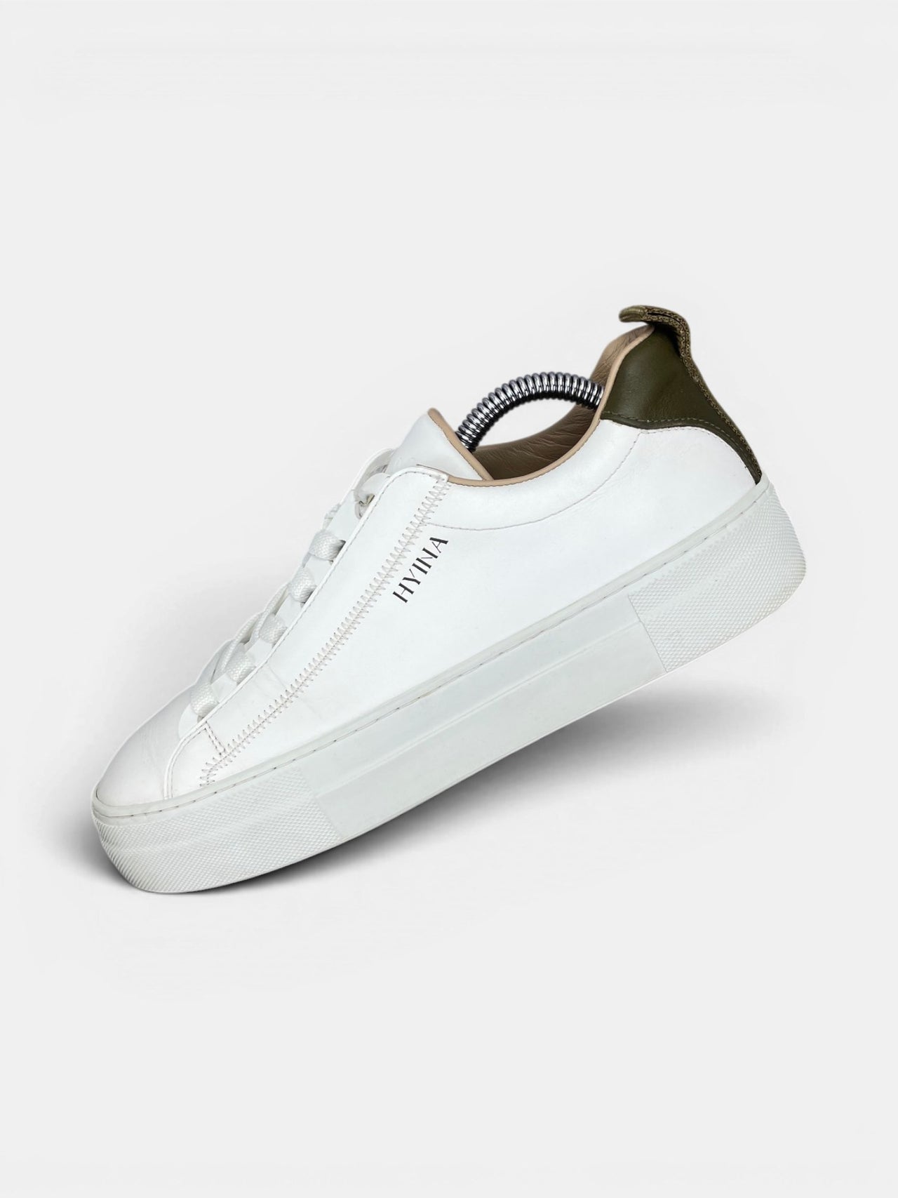 Hyina Sneakers — buty sportowe damskie w bardzo dobrym stanie rozmiar 38, widok z góry na wewnętrzną stronę butów