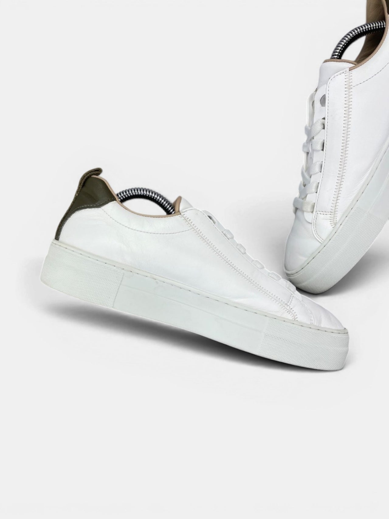 Hyina Sneakers — buty sportowe damskie w bardzo dobrym stanie rozmiar 38, wewnętrzny panel lewego buta