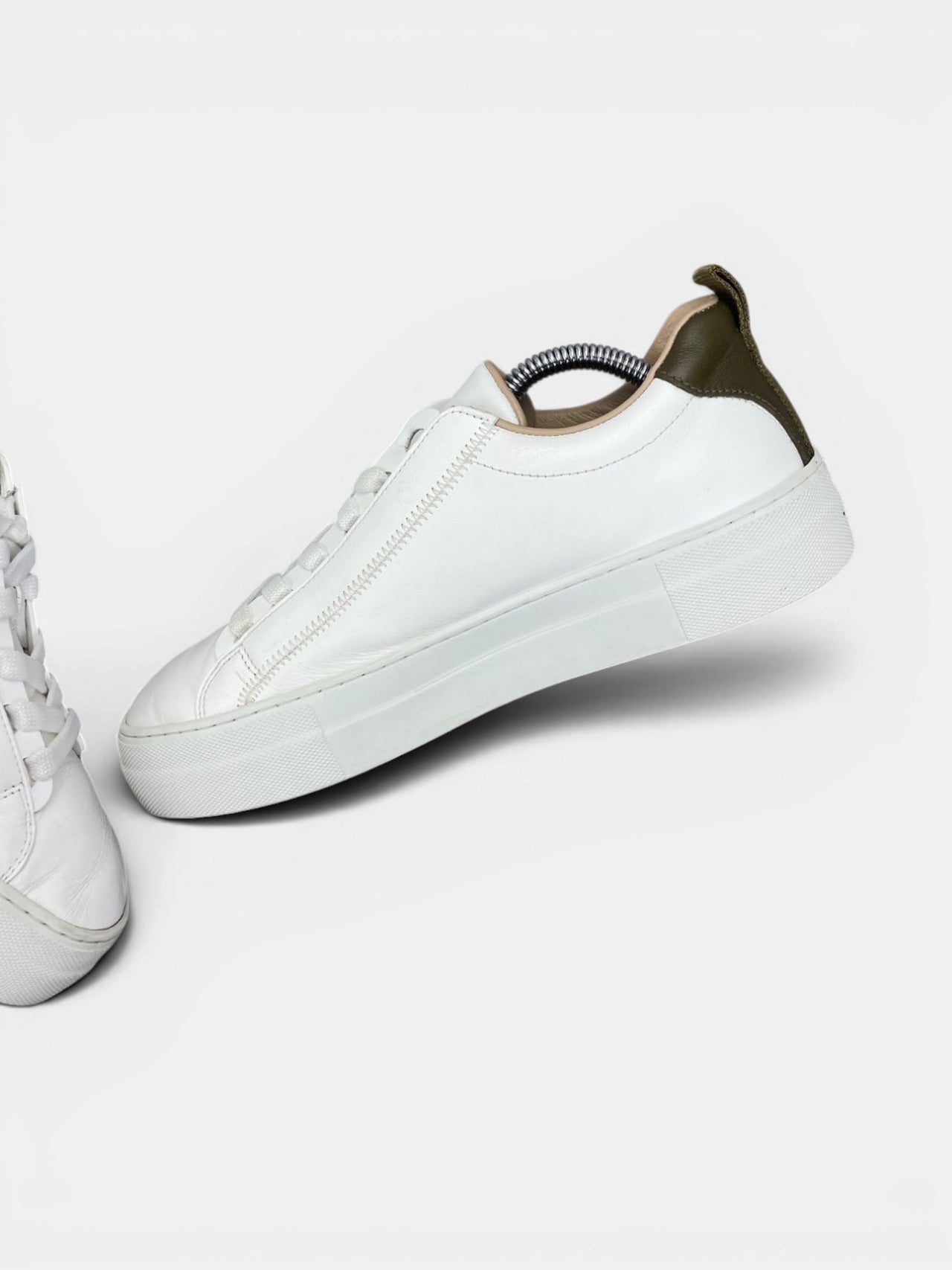 Hyina Sneakers — buty sportowe damskie w bardzo dobrym stanie rozmiar 38, wewnętrzny panel prawego buta