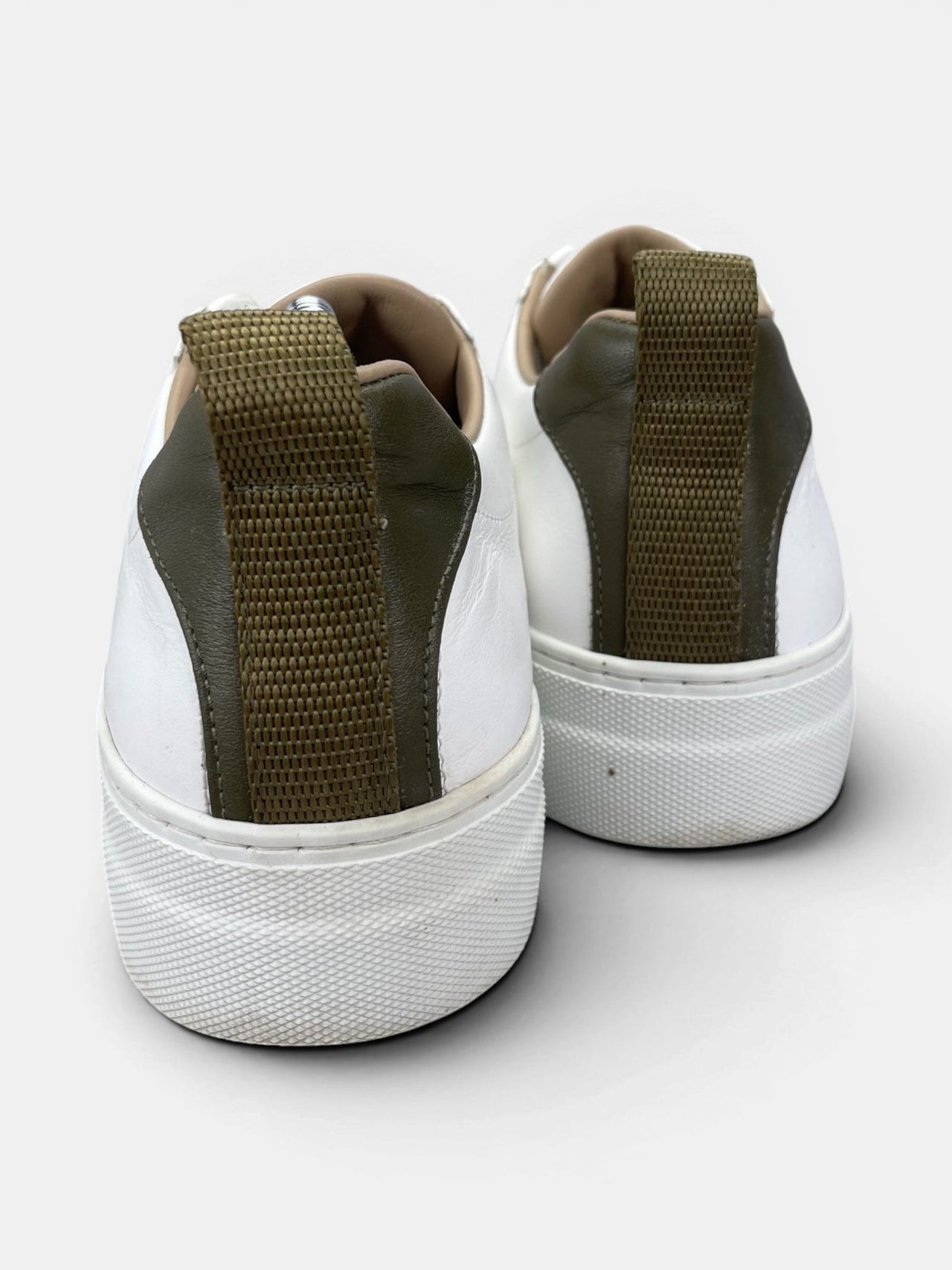 Hyina Sneakers — buty sportowe damskie w bardzo dobrym stanie rozmiar 38, widok z tyłu