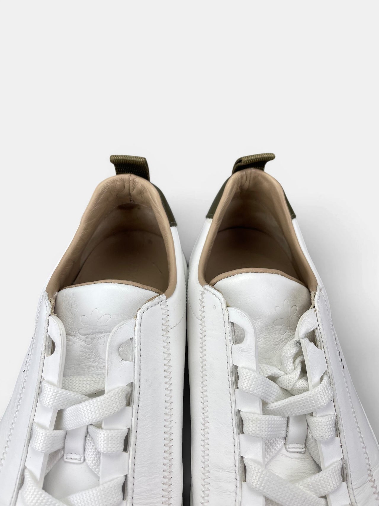Hyina Sneakers — buty sportowe damskie w bardzo dobrym stanie rozmiar 38, zapiętki butów
