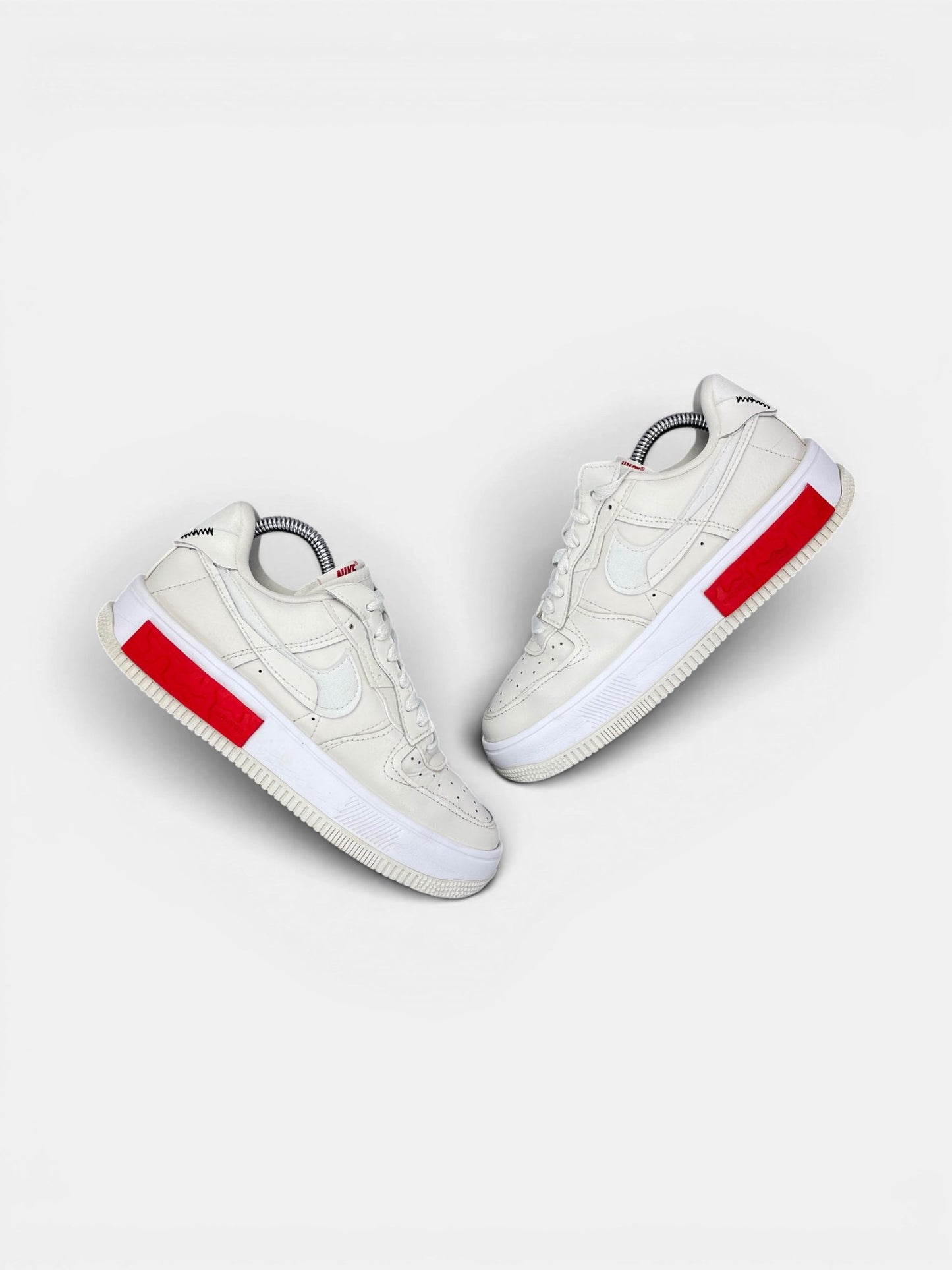 Nike Air Force 1 Low Fontanka Fontanka — buty sportowe damskie w bardzo dobrym stanie rozmiar 38, widok z góry na zewnętrzną stronę butów