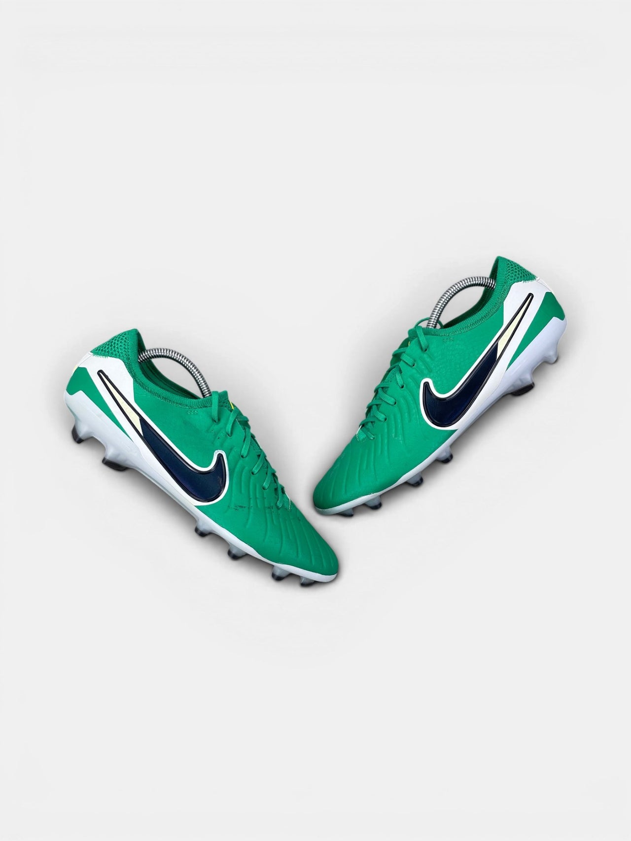 Nike TIEMPO LEGEND 10 ELITE LV8 Stadium Green — buty sportowe męskie w bardzo dobrym stanie rozmiar 44, widok z góry na zewnętrzną stronę butów