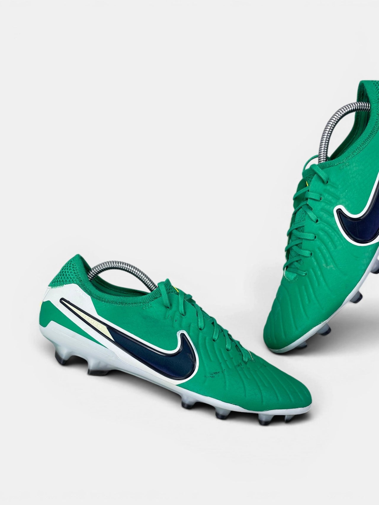 Nike TIEMPO LEGEND 10 ELITE LV8 Stadium Green — buty sportowe męskie w bardzo dobrym stanie rozmiar 44, zewnętrzny panel lewego buta