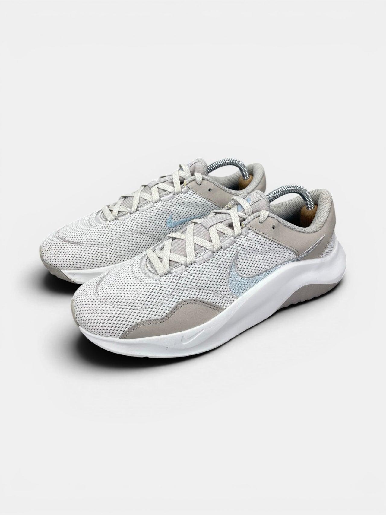 Nike Legend Essential 3 — buty sportowe damskie w bardzo dobrym stanie rozmiar 42.5, widok z boku