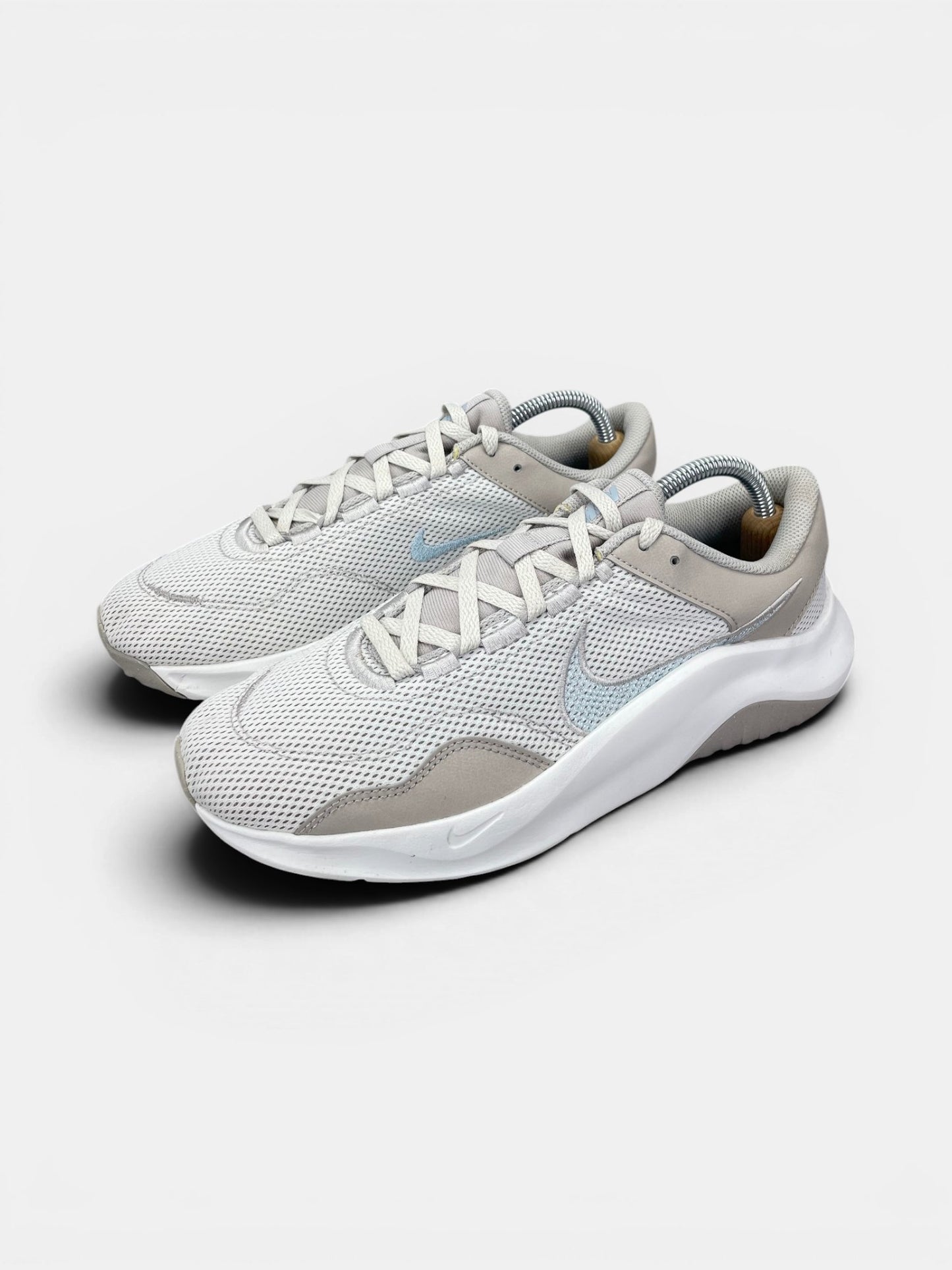 Nike Legend Essential 3 — buty sportowe damskie w bardzo dobrym stanie rozmiar 42.5, widok z boku