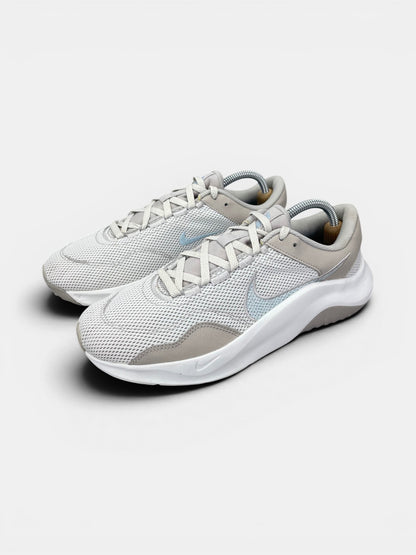 Nike Legend Essential 3 — buty sportowe damskie w bardzo dobrym stanie rozmiar 42.5, widok z boku