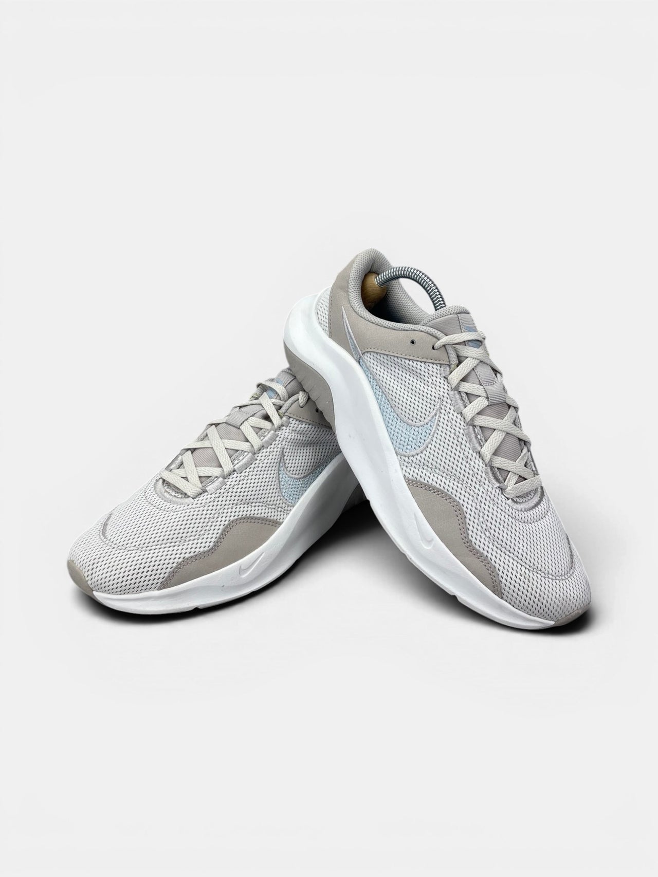 Nike Legend Essential 3 — buty sportowe damskie w bardzo dobrym stanie rozmiar 42.5, boczny profil