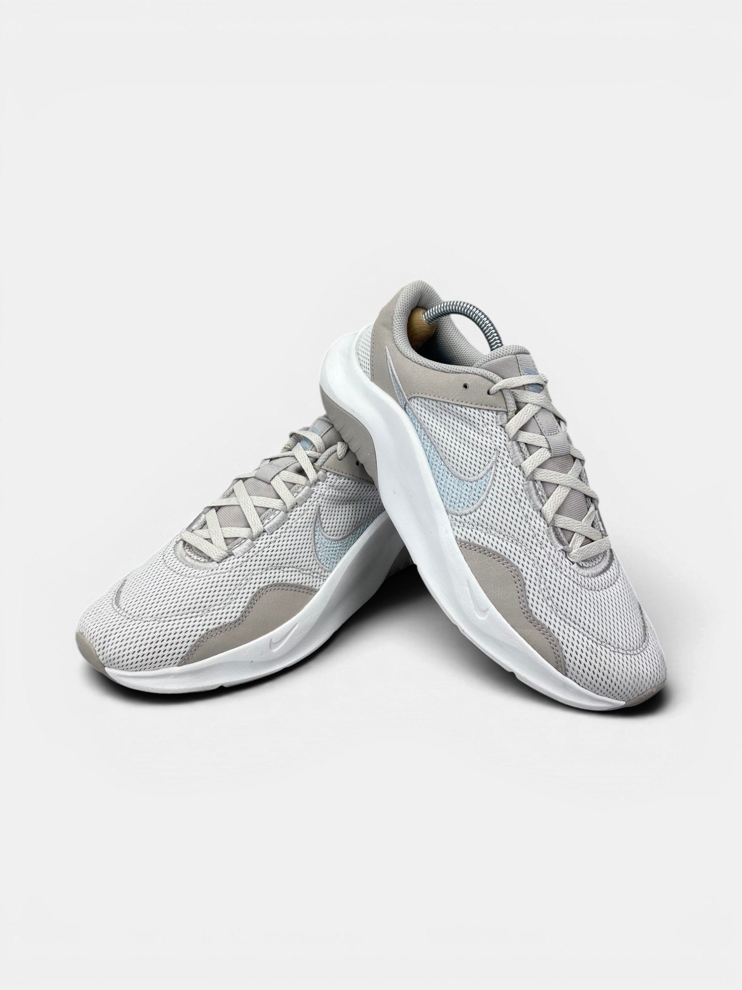 Nike Legend Essential 3 — buty sportowe damskie w bardzo dobrym stanie rozmiar 42.5, boczny profil