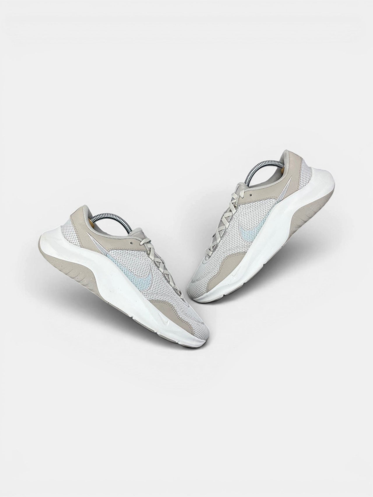 Nike Legend Essential 3 — buty sportowe damskie w bardzo dobrym stanie rozmiar 42.5, widok z góry na zewnętrzną stronę butów