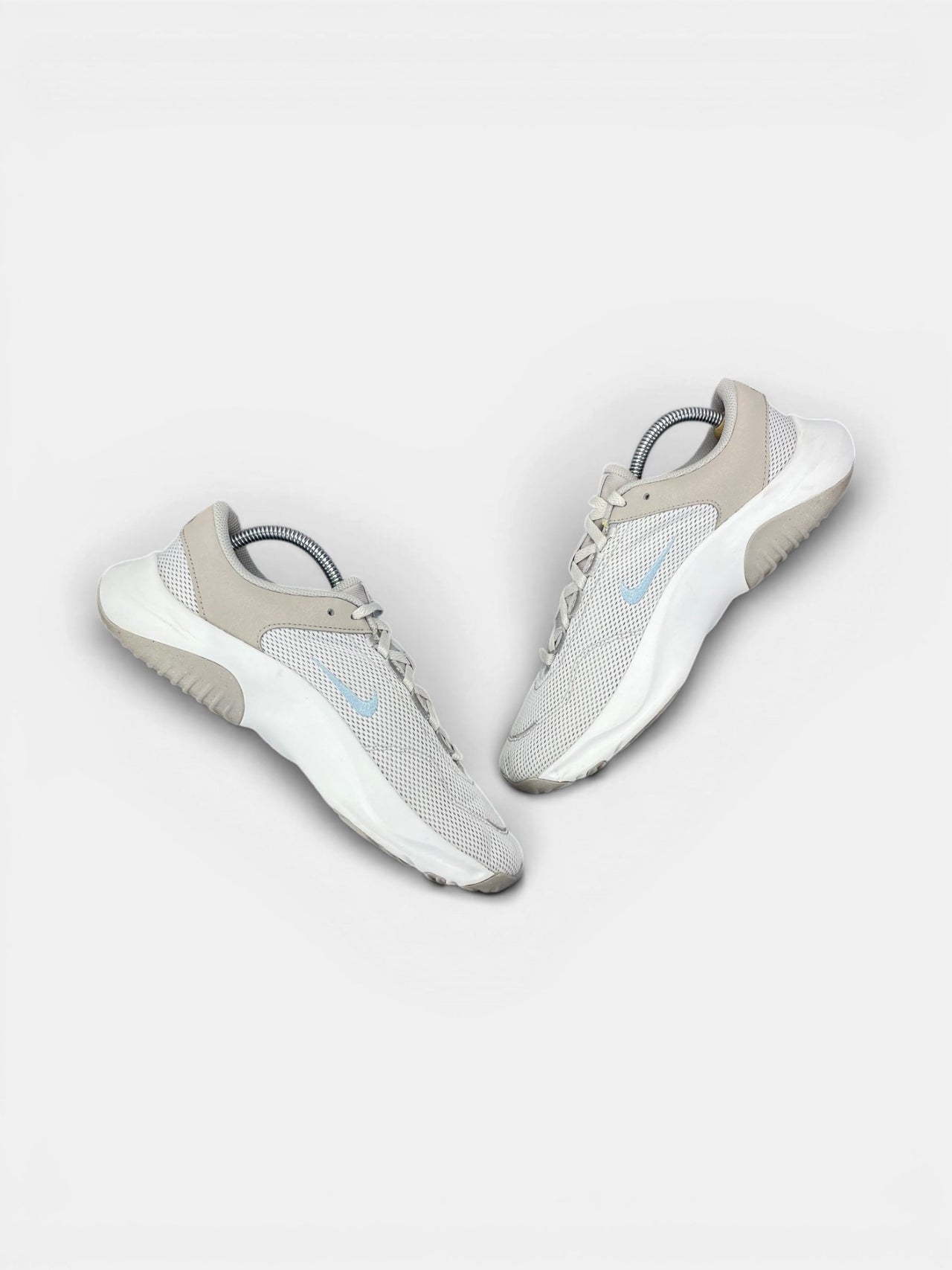 Nike Legend Essential 3 — buty sportowe damskie w bardzo dobrym stanie rozmiar 42.5, zewnętrzny panel prawego buta